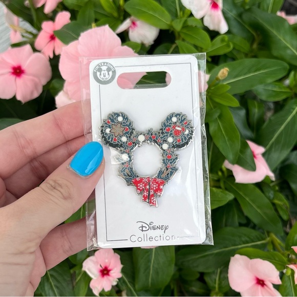 NWT Disney Mickey Holiday Christmas Wreath Pin - Picture 5 of 14